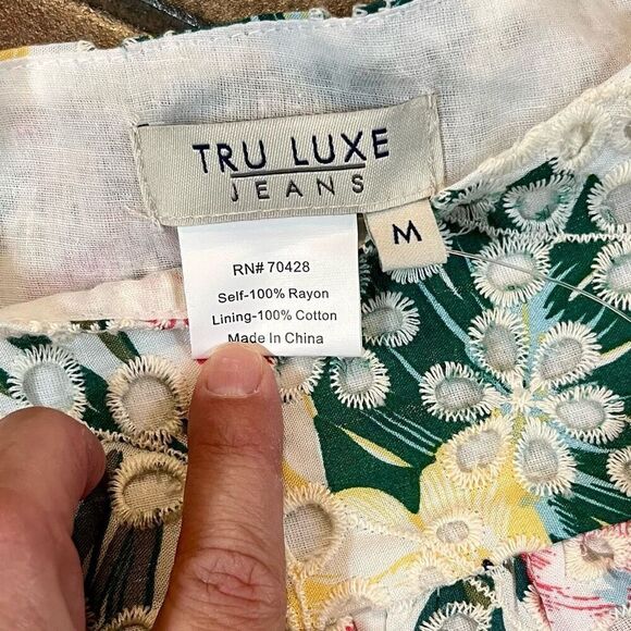 NWT Tru Luxe Jeans Multicolor Floral Eyelets Short Sleeve Blouse Medium - Picture 9 of 9